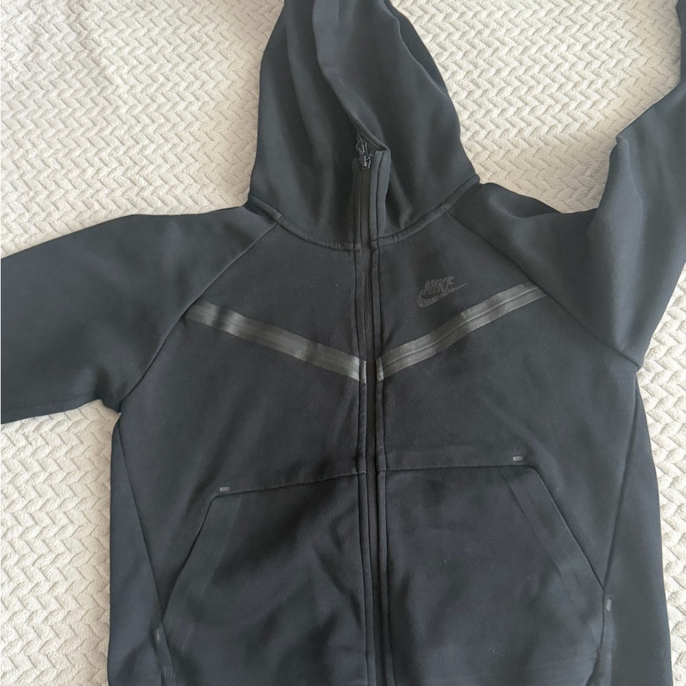 Nike Black Full-Zip Hooded Sweatshirt with Subtle Chevron Detail